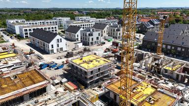 Blick auf eine Baustelle von Neubauwohnungen in Kirchheim bei München.