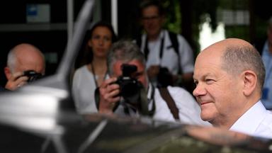 Bundeskanzler Olaf Scholz wird von Pressevertretern fotografiert