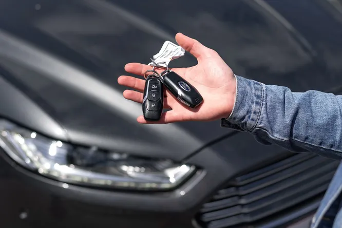 Зачем владельцы дорогих авто заматывают ключ от машины в фольгу — разгадка тебя удивит!