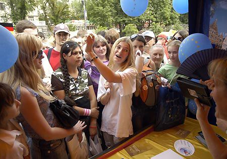 На стендах, которые представляли страны Европы, привлекали внимание по-разному: и развлечениями, и подарками, и национальной кухней