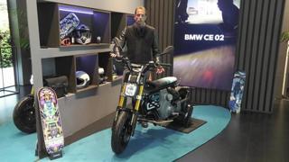 Bmw Ce 02, la video prova della due ruote elettrica un po’ scooter, un po’ moto