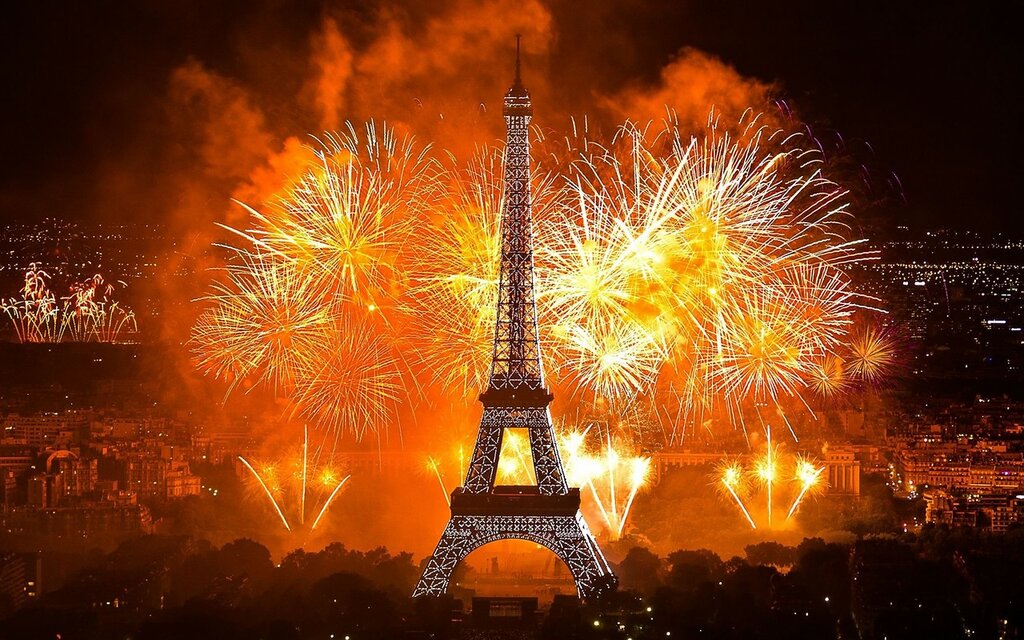 Paris-Eiffel-Tower-Fireworks.jpg