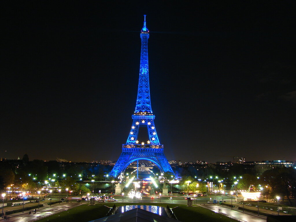 www.GetBg.net__Eiffel_Tower_with_a_sign_of_the_EU_058401_.jpg