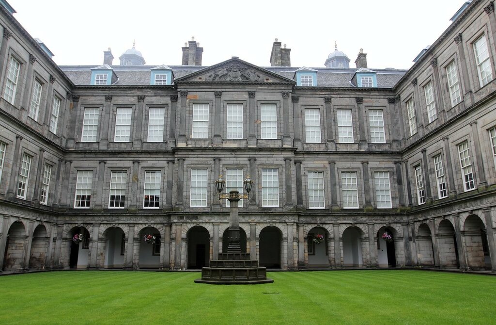 quadrangle_of_the_palace_at_holyroodhouse_by_high_tech_redneck-d57j4zu.jpg