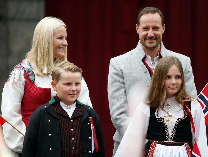 Kronprinsfamilien hilser pÂ barnetoget utenfor Skaugum i Asker 17.