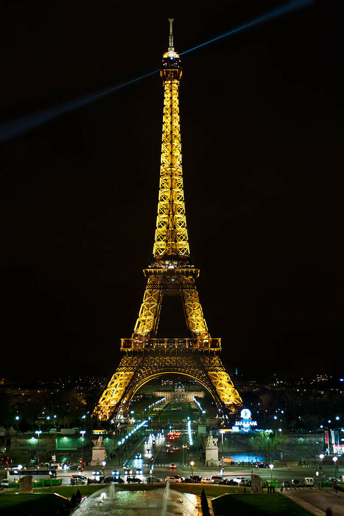 Eiffel_Tower_at_Night.jpg