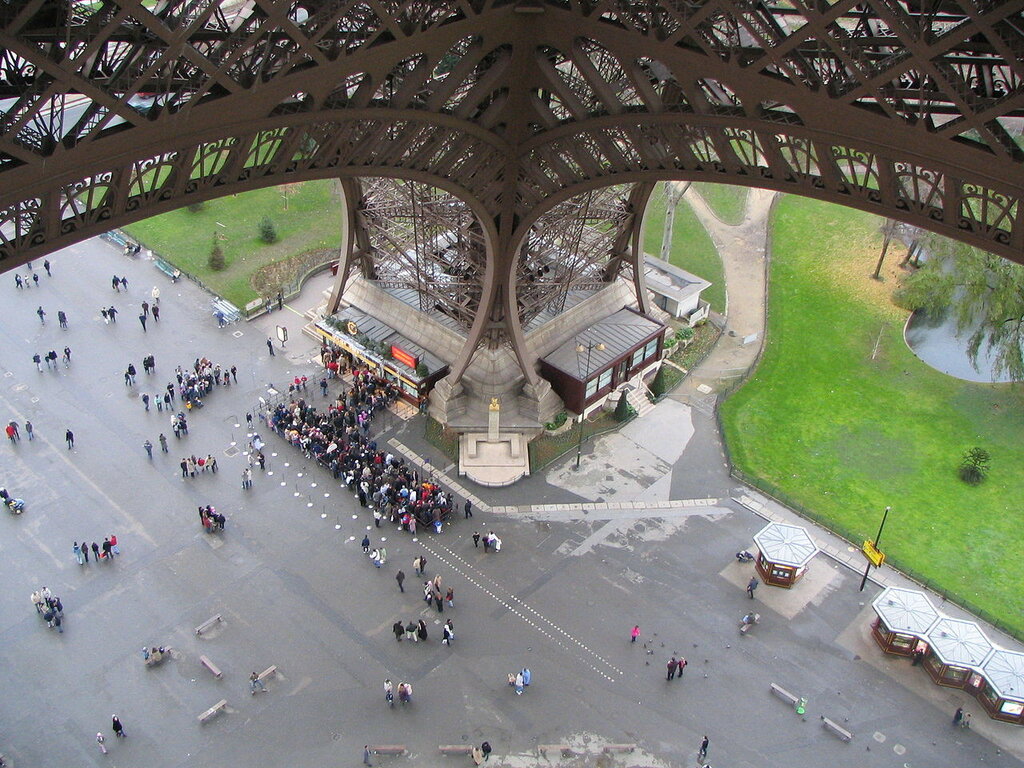1280px-Pied_de_la_tour_Eiffel.jpg