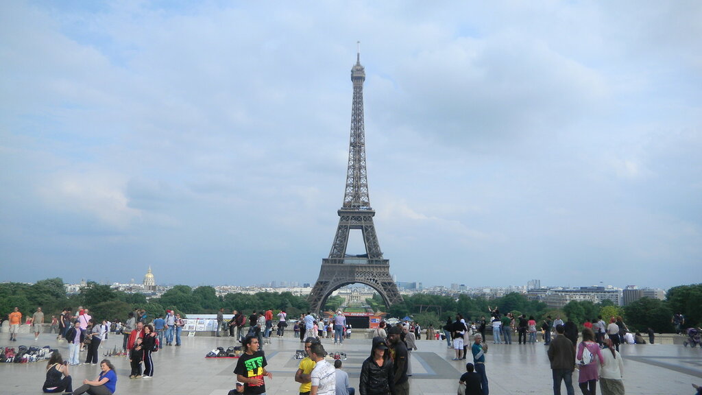 www.GetBg.net__Tourists_near_the_Eiffel_Tower_in_summer_057977_.jpg