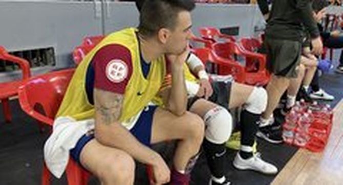 Sergio Lozano, contrariat després de lesionar-se en l'últim partit (@FCBfutbolsala) 