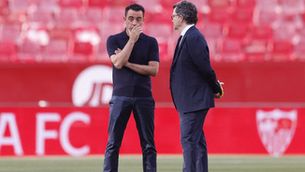 Xavi parla amb el doctor Pruna abans de començar el partit de Sevilla