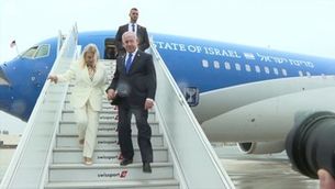 Netanyahu baixant de l'avió, acompanyat de la seva dona