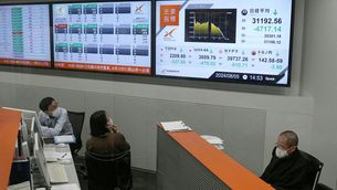 Monitors mostrant la caiguda de l'índex Nikkei a la borsa de Tòquio (Reuters)