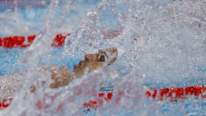 Hugo González nedant a la piscina olímpica dels Jocs de París 2024