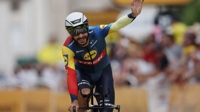 Julien Bernard saluda els aficionats (REUTERS/Stephane Mahe)