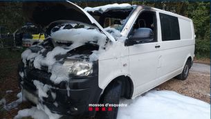 Dona positiu en alcohol després d'un accident amb la furgoneta de la feina a Serinyà, trenca el parany i crema el cotxe