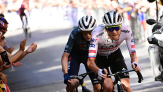 Tadej Pogacar i Jonas Vingegaard durant l&#039;ascensió a San Luca a la segona etapa del Tour