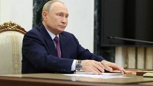 Vladimir Putin assegut en una taula amb papers davant, en el Consell de Seguretat rus