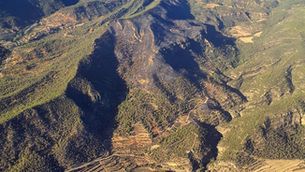 Els Bombers continuen repassant el perímetre de l'incendi de Cabacés