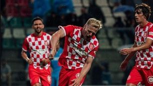 Van de Beek i Toni Villa recuperen el somriure al Girona (0-2)