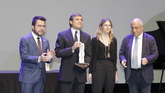 El president de la Generalitat, Pere Aragonès; el director executiu de la Fundació La Marató de TV3, Lluís Bernabé; la presidenta de la CCMA i del patronat de la Fundació La Marató de TV3, Rosa Romà, i el conseller de Recerca i Universitats i president de l'FCRI, Joaquim Nadal - Imatge de Christian Ribas