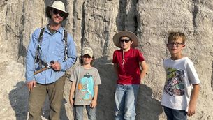 El paleontòleg Tyler Lyson, amb els tres nens autors del descobriment
