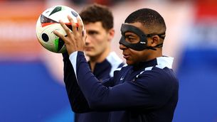 Mbappé, entrenant amb la màscara protectora