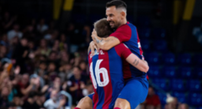 Álex Yepes celebra un gol al Palau en el partit contra l'Alzira