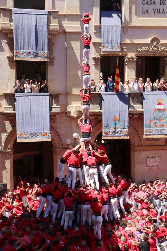 El pilar de 8 amb folre i manilles de la Colla Joves