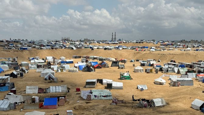 A la frontera amb Egipte, s'acumulen les tendes des refugiats que van maxar del nord de Gaza