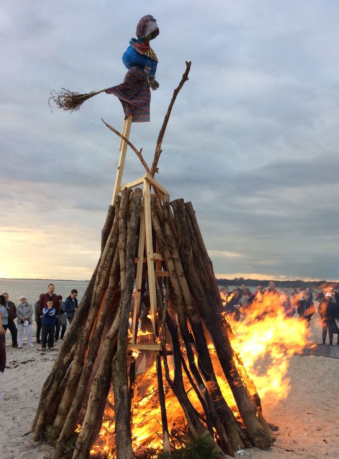 La figura d'una bruixa, amb escombra inclosa, en una foguera d'una platja danesa