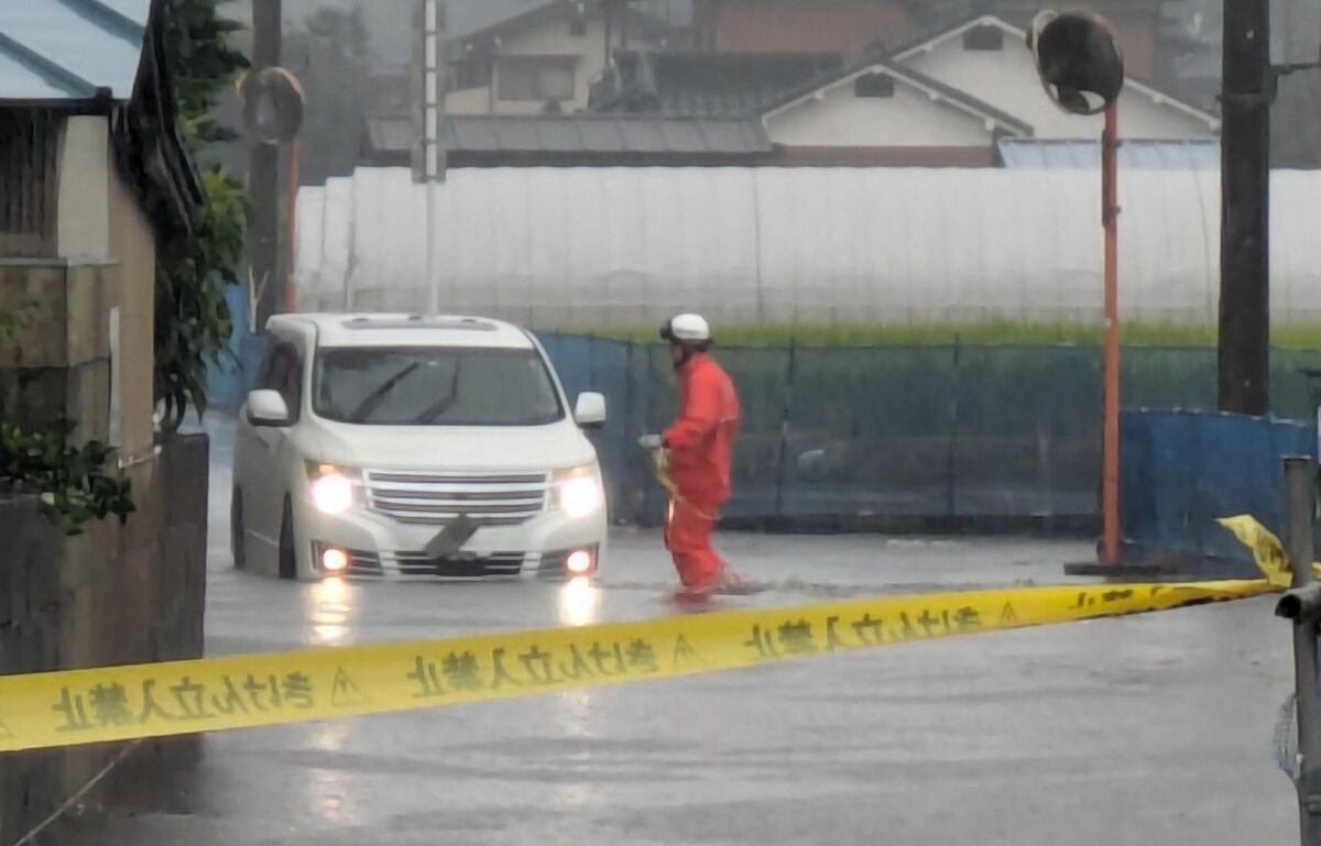 冠水した道路で立ち往生する乗用車＝８日午後４時15分、宇都宮市兵庫塚２丁目