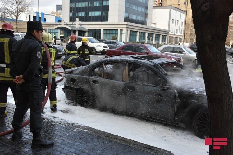 В Баку сгорел автомобиль