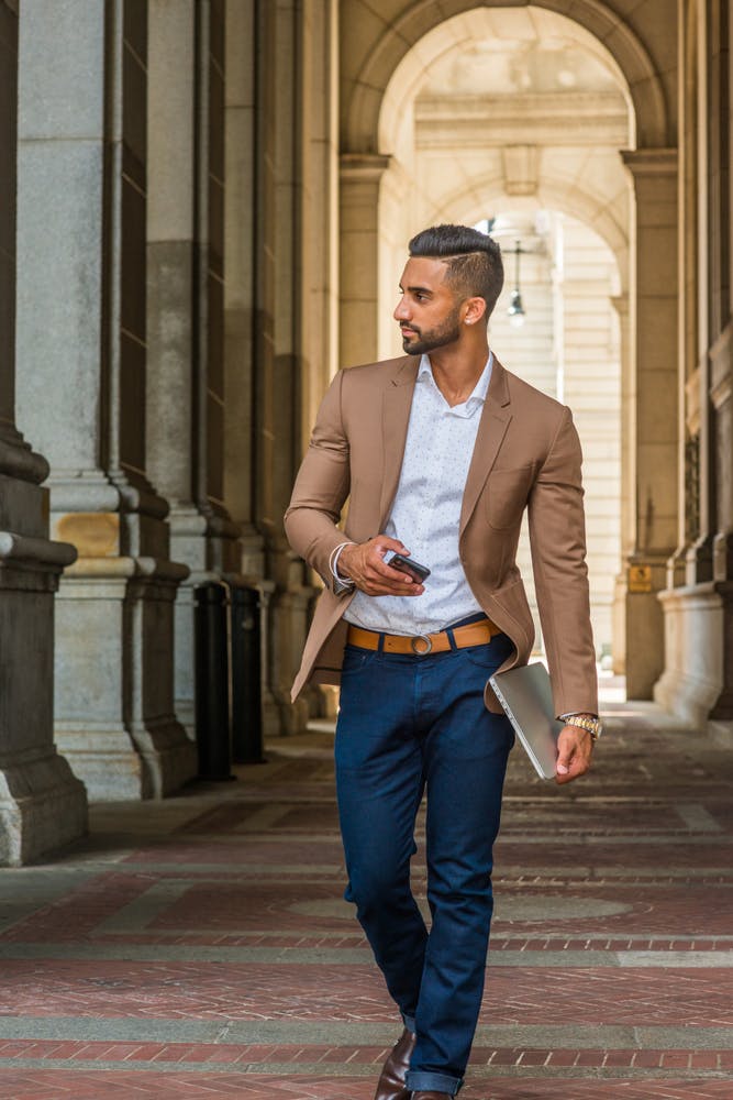 Homme portant un pantalon chino, une veste et une chemise dépareillés