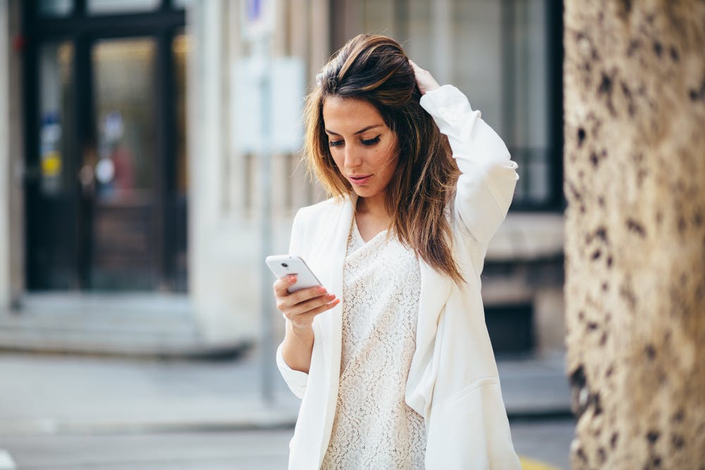 Femme portant un une blouse et une veste blanche