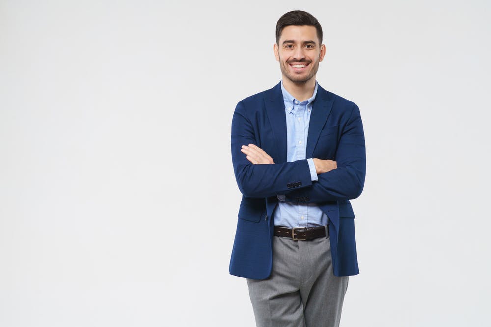 Homme portant une veste et chemises bleues et un pantalon gris