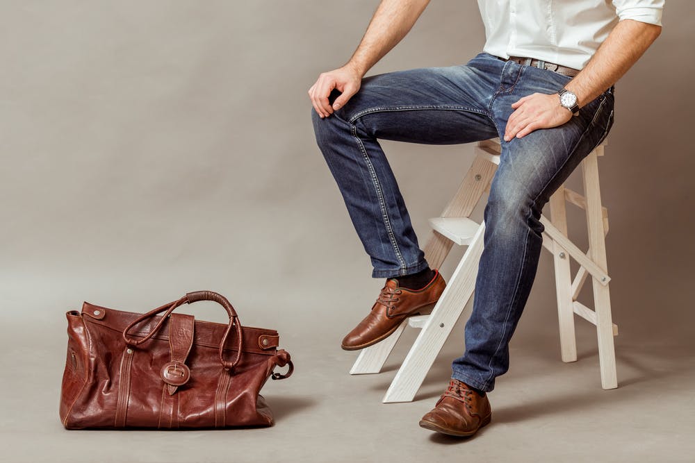 Homme portant un jean brut avec des chaussures de ville et une chemise blanche