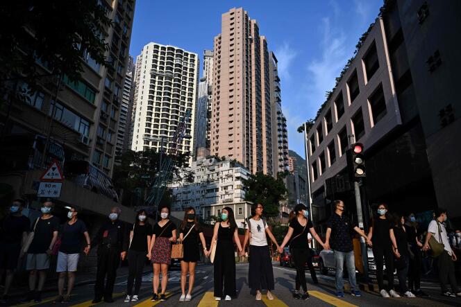 A Hongkong, lundi 9 septembre, des élèves du secondaire ont formé une chaîne humaine sur plusieurs kilomètres pour dénoncer les violences policières.