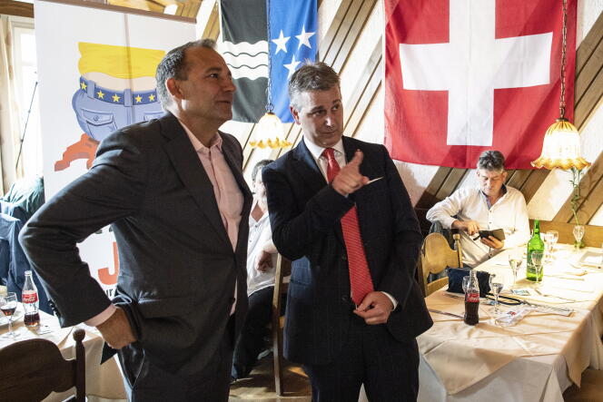 Thomas Matter (à gauche) et Marco Chiesa, respectivement député du canton de Zurich et président de l’Union démocratique du centre, à Rothrist (Suisse), le 27 septembre 2020.