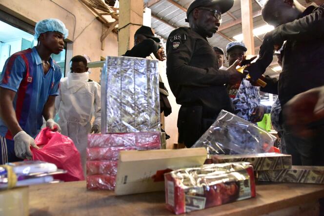 Des gendarmes et des policiers ivoiriens, ainsi que des employés du ministère de la santé, vident une boutique de faux médicaments en mai 2017 au marché d’Adjamé, à Abidjan.