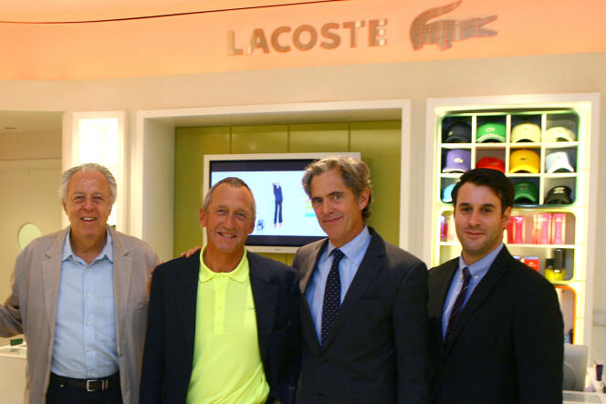 Dans la boutique Lacoste de New-York, le 10 septembre 2009, Didier Maus (avec le polo jaune), entouré de Robert Siegel (à gauche, à l’époque PDG de Lacoste USA), Peter Hunsinger, vice-président de GQ, et Mike Kochs, directeur de la mode.