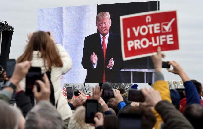 Des manifestants contre l’avortement réunis à l’occasion du discours de Donald Trump (alors président des Etats-Unis), lors de la 47ᵉ « Marche pour la vie », à Washington, le 24 janvier 2020.