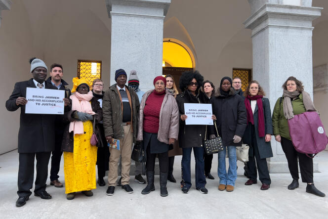 Des plaignants posent devant le Tribunal pénal fédéral de Bellinzone, en Suisse, pendant le procès de l’ancien ministre de l’intérieur gambien Ousman Sonko, le 8 janvier 2024.