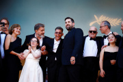 L’équipe du film « Un p’tit truc en plus » pose sur le tapis rouge au 77ᵉ Festival de Cannes, le 22 mai 2024. 