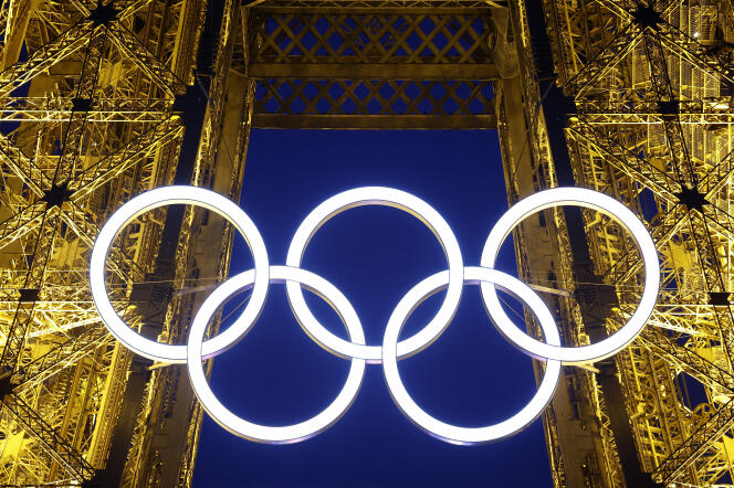 Les anneaux olympiques sur la Tour Eiffel, le 7 juin 2024.