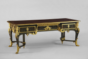 Bureau plat à six pieds attribué à André Charles Boulle, vers 1710-1715.