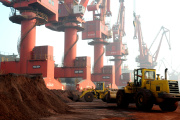 Des sols contenant des éléments de terres rares avant leurs exportation dans un port de Lianyungang, province de Jiangsu, Chine le 31 octobre 2010.