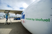 Un avion fait le plein de biocarburant à l’aéroport de  Schiphol (Pays-Bas), le 29 juin 2011.
