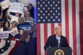 Dans le public, une pancarte demande à Joe Biden de « passer le flambeau », lors d’un rassemblement à Madison (Wisconsin), le 5 juillet 2024.