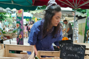 La cheffe Justine Pruvot au marché paysan du cours Julien, à Marseille.