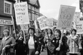 Des femmes manifestent en soutien aux mineurs grévistes, à Chesterfield, dans le Derbyshire (Royaume-Uni), le 31 mars 1984.